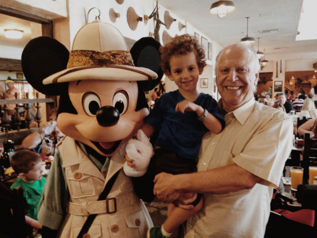 francisco e vovô no café da manhã do Tuster House, restaurante dentro do Animal Kingdom, com a presença ilustre de Mickey Mouse versão safari :)